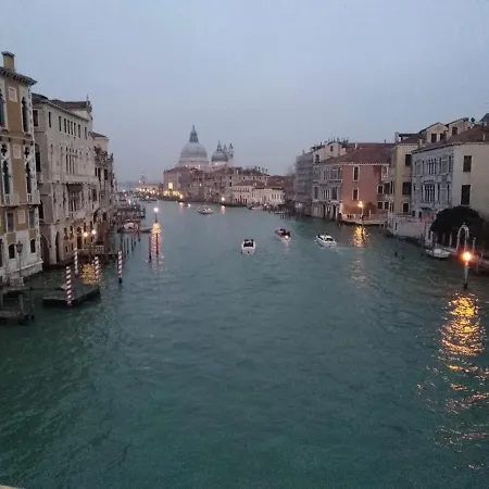 Raggio Di Sole Dietro Piazza San Marco Tatil Evi