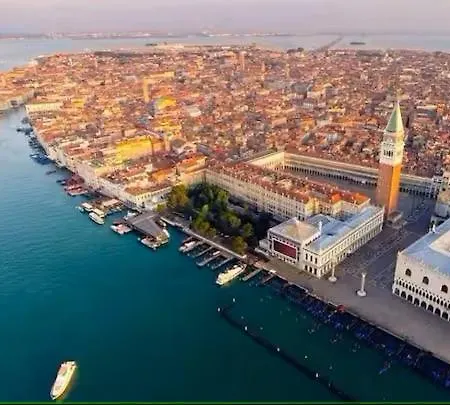 Raggio Di Sole Dietro Piazza San Marco *