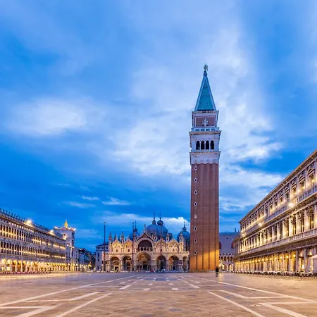 Raggio Di Sole Dietro Piazza San Marco Tatil Evi
