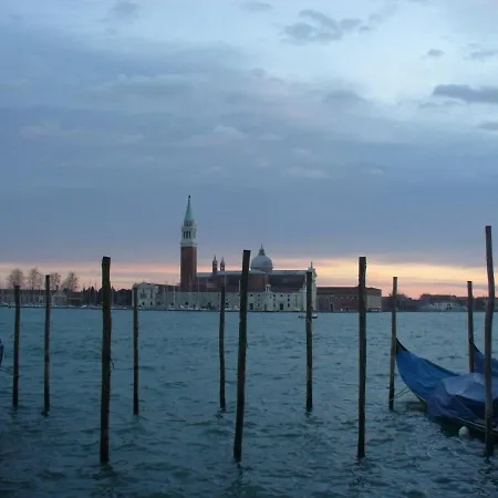 Raggio Di Sole Dietro Piazza San Marco Tatil Evi *