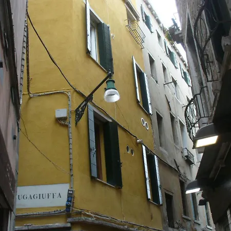 Raggio Di Sole Dietro Piazza San Marco Tatil Evi *