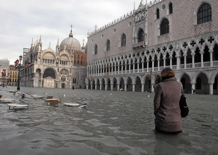 Raggio Di Sole Dietro Piazza San Marco *