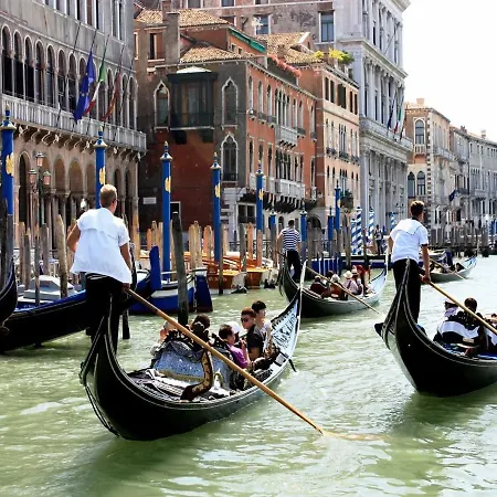 Raggio Di Sole Dietro Piazza San Marco Velence