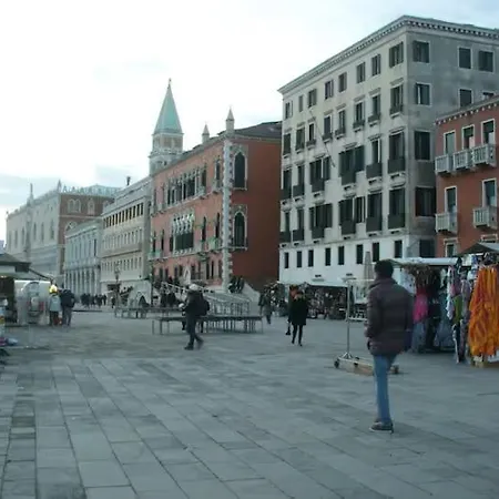Raggio Di Sole Dietro Piazza San Marco Vakantiehuis