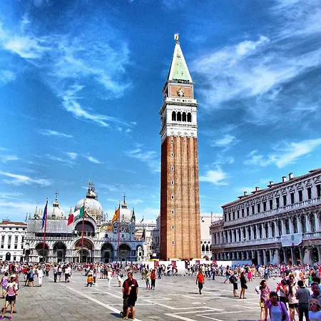 Raggio Di Sole Dietro Piazza San Marco Nyaraló Velence