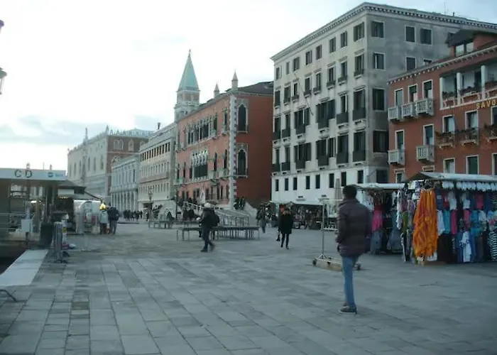 Raggio Di Sole Dietro Piazza San Marco Vakantiehuis