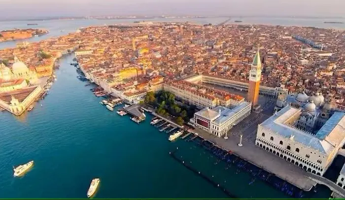 Raggio Di Sole Dietro Piazza San Marco *
