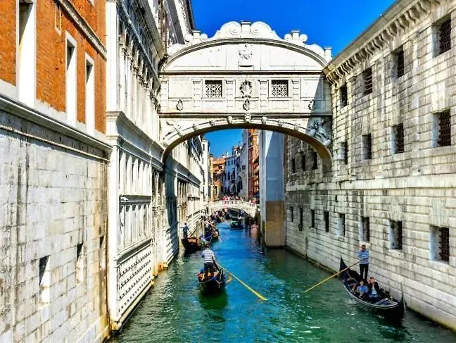 Raggio Di Sole Dietro Piazza San Marco