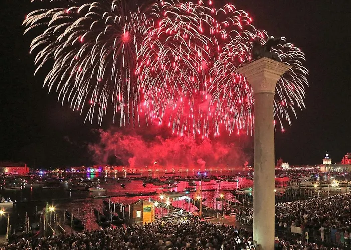 Raggio Di Sole Dietro Piazza San Marco *
