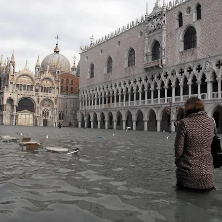 Raggio Di Sole Dietro Piazza San Marco *