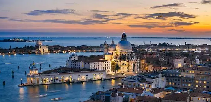 Raggio Di Sole Dietro Piazza San Marco